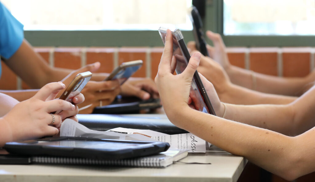 Celular na escola: avanço ou retrocesso? O que dizem professores e pesquisas
